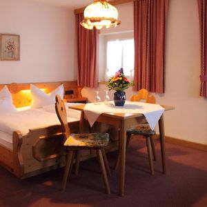 Zimmer mit Kingsize-Bett